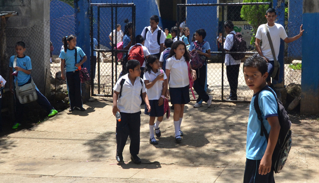 Cuatro de diez jóvenes dejaron la escuela: ESEN